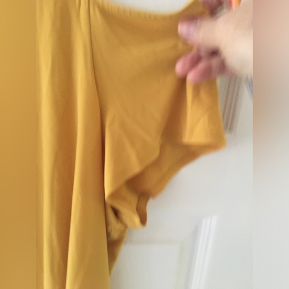 Sz 2X gold cold shoulder top - Picture 2 of 2
